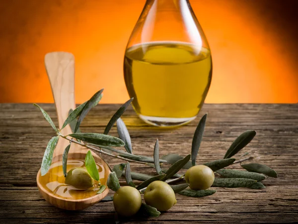 Оливкова олія над лісовою ложкою — стокове фото