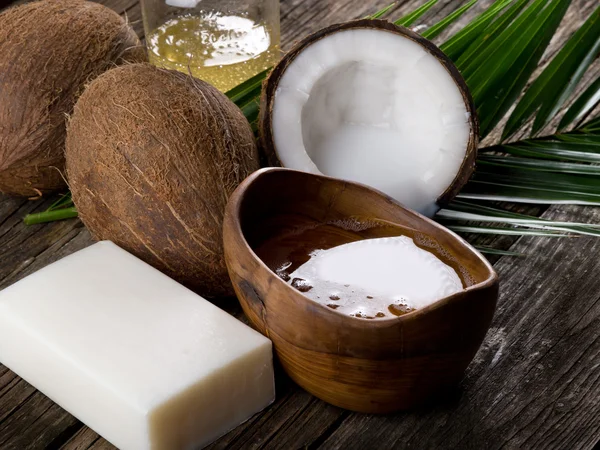 Масло из кокосового ореха и мыло — стоковое фото