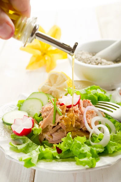 Olivenöl über Thunfischsalat — Stockfoto