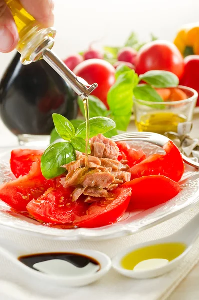 Ton balığı ve domates salatası üzerine zeytin yağı — Stok fotoğraf