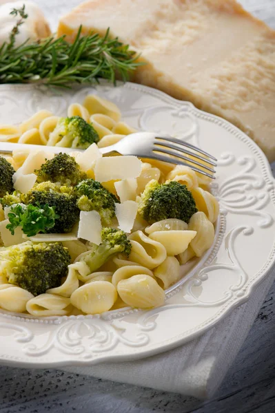 Orecchiette med broccoli på maträtt — Stockfoto