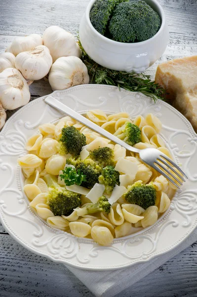 Orecchiette çanak üzerinde brokoli ile — Stok fotoğraf