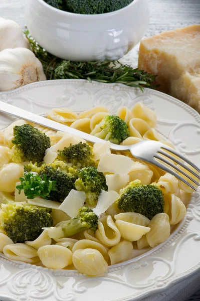 Orecchiette com brócolis no prato — Fotografia de Stock