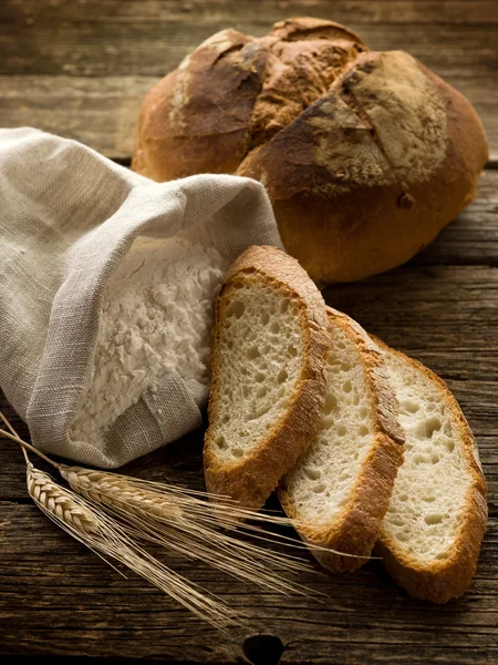 Bread ear and flour — Stock Photo, Image