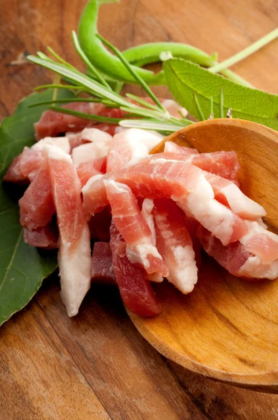 Felie de bacon cu ierburi — Fotografie, imagine de stoc