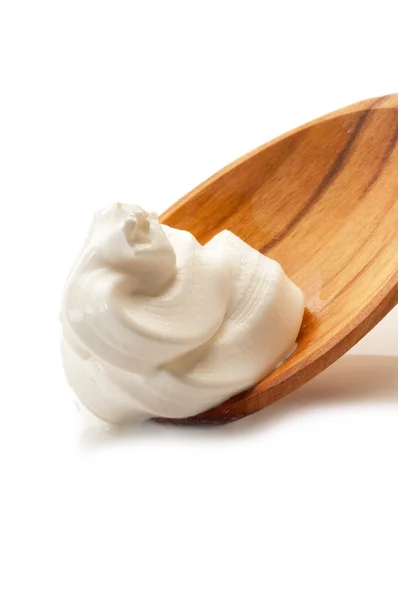 Salsa crema sobre cuchara de madera —  Fotos de Stock