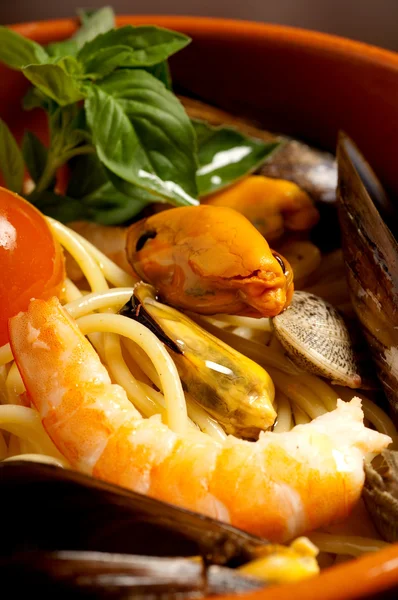 Спагетті з молюсками та креветками — стокове фото