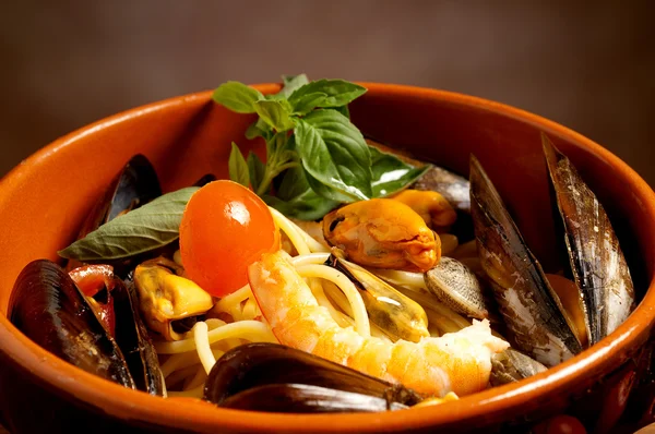Spaghetti met Mossel clam en garnalen — Stockfoto