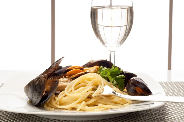 Špagety s říční škeble a krevety — Stock fotografie