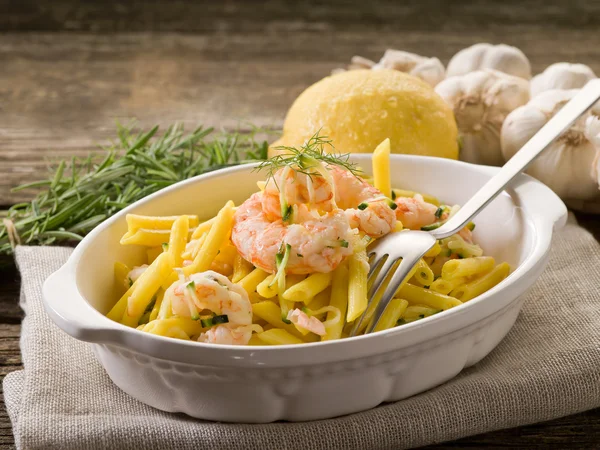 Pasta with shrimp and zucchinis — Stock Photo, Image