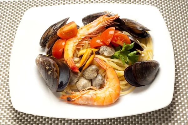Спагетти с моллюском и креветками — стоковое фото