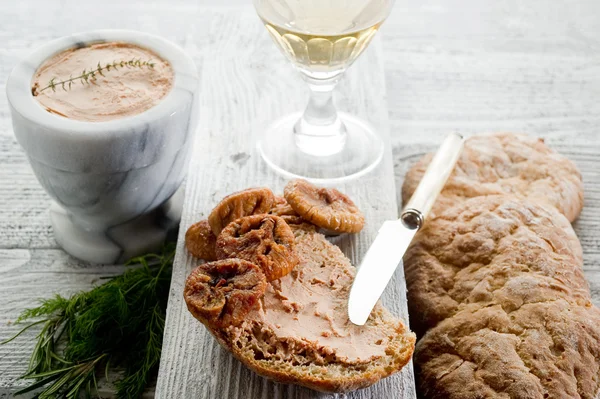 Bread with pate and dried figs — Stock Photo, Image