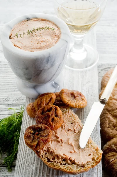 Bread with pate and dried figs — Stock Photo, Image