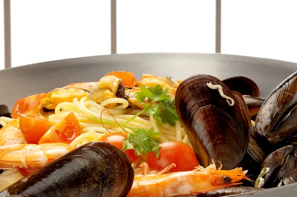 Spaghettis aux moules, palourdes et crevettes — Photo