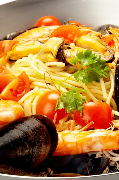 Спагетти с моллюском и креветками — стоковое фото
