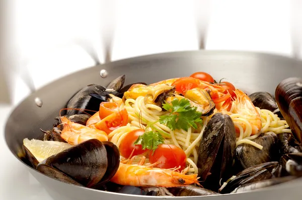 Spaghetti with mussel clam and shrimp — Stock Photo, Image
