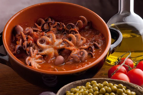 Octopus in guazzetto typisch Italiaans recept — Stockfoto