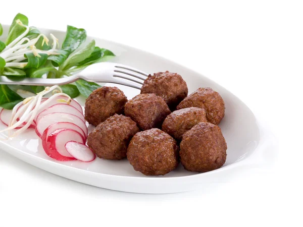Vegetarische Frikadellen mit Scheiben Rettich, Sojasprossen und Salat — Stockfoto