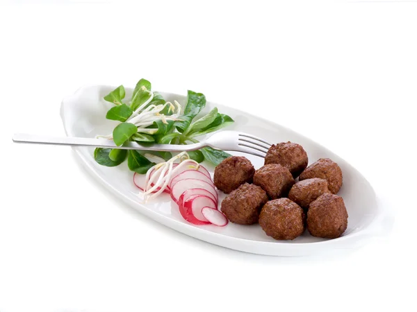 Almôndegas vegetarianas com rabanete de fatia, broto de soja e salada — Fotografia de Stock
