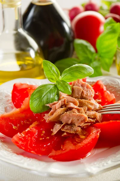 Салат с тунцом и помидорами — стоковое фото
