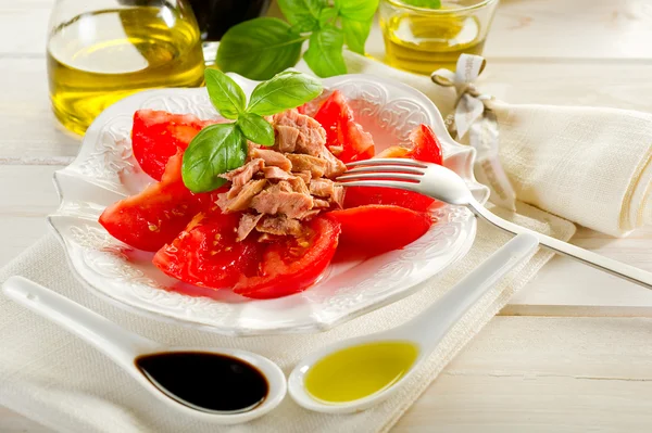 Salad with tuna and tomatoes — Stock Photo, Image