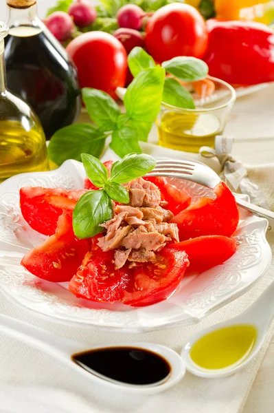 Салат с тунцом и помидорами — стоковое фото