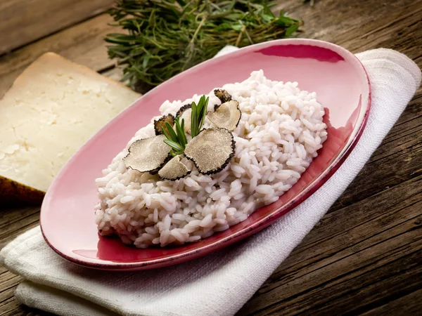 Ris med tryffel över röda skålen — Stockfoto