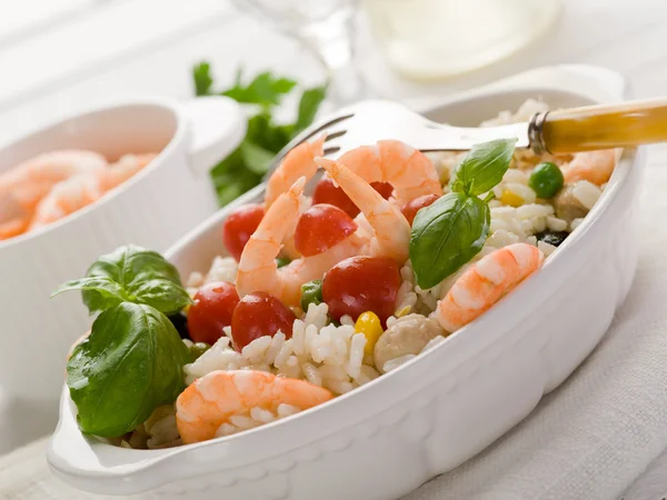 小海老とトマトの米のサラダ — ストック写真