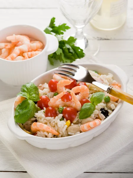 Ris sallad med räkor och tomater — Stockfoto