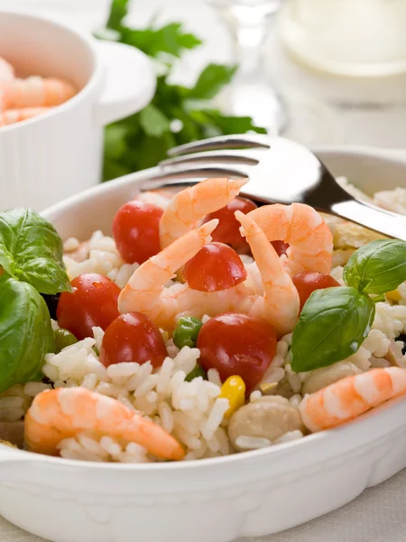 Рисовый салат с креветками и помидорами — стоковое фото