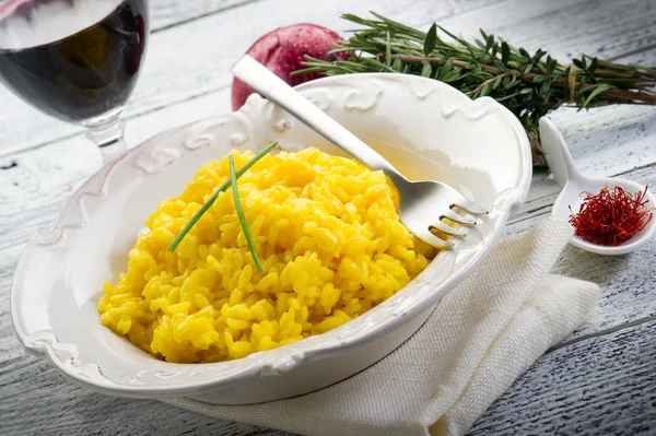 Рис с шафраном на блюде — стоковое фото