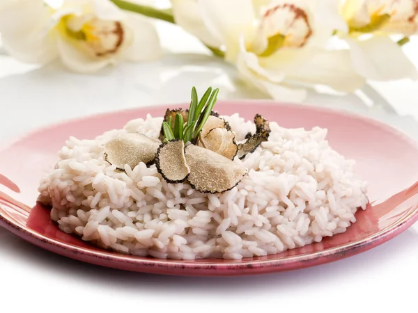 Ryż z trufli na czerwony danie — Zdjęcie stockowe