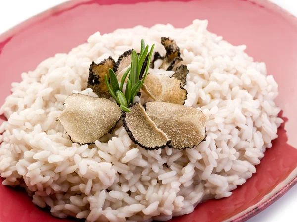 Reis mit Trüffel über rotem Gericht — Stockfoto
