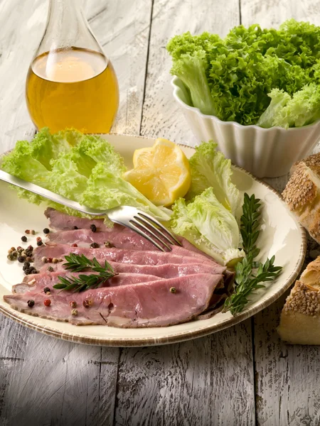 Roast beef with green salad — Stock Photo, Image