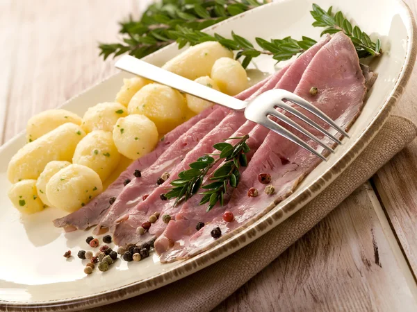 Carne assada com batatas — Fotografia de Stock