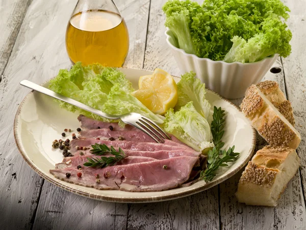 Yeşil salata ile sığır eti — Stok fotoğraf