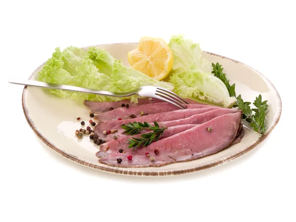 烤牛肉配绿色沙拉烤牛肉 e insalata — 图库照片