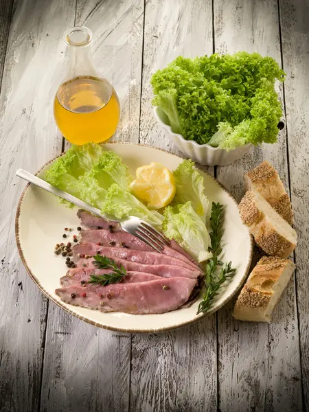 Roast beef with green salad — Stock Photo, Image