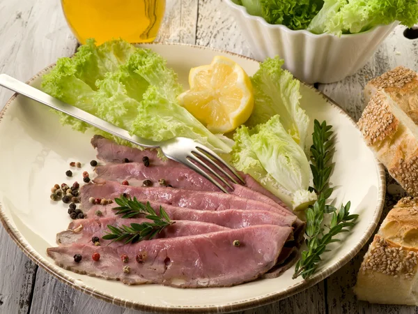 Ростбиф с зеленым салатом — стоковое фото