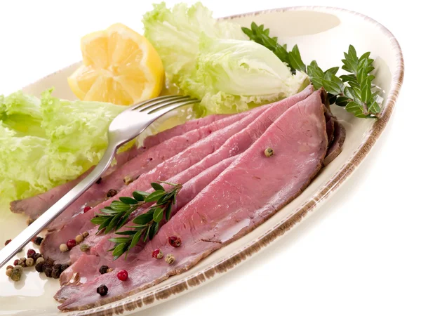 Carne assada com salada verde carne assada e insalata — Fotografia de Stock
