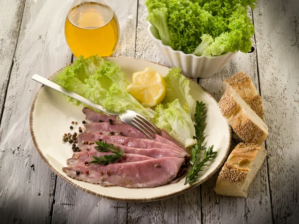 Roast beef con insalata verde — Foto Stock
