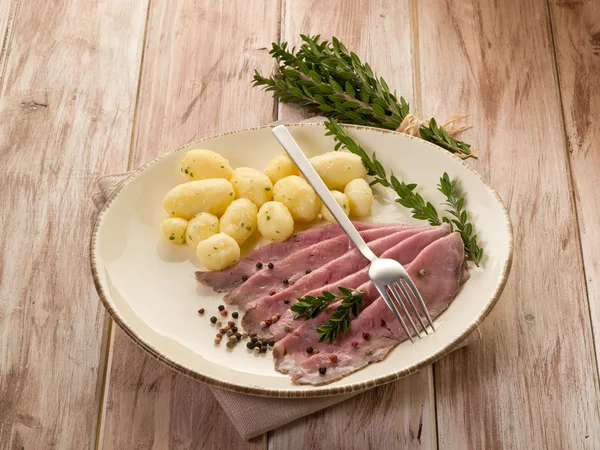 Roast beef with potatoes — Stock Photo, Image