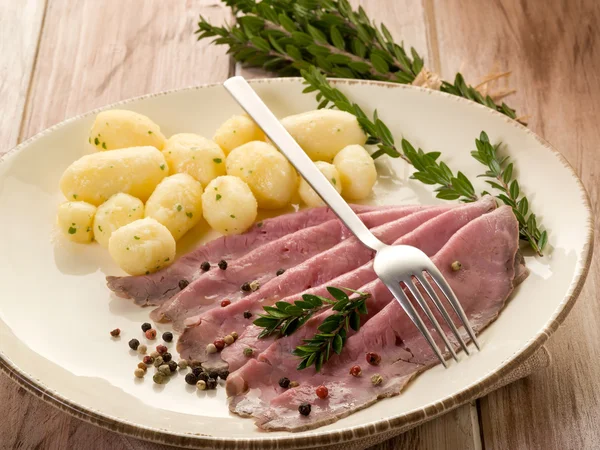Roastbeef mit Kartoffeln — Stockfoto
