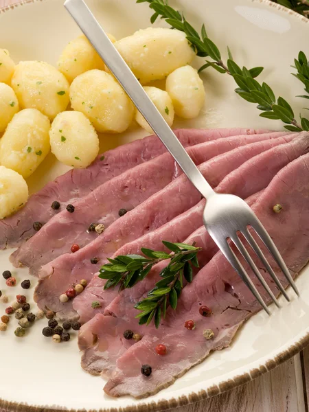 Carne assada com batatas — Fotografia de Stock