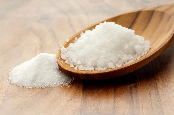 Sól na drewniane łyżki — Zdjęcie stockowe