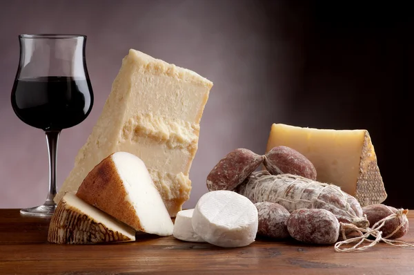 Італійський сир і салямі — стокове фото