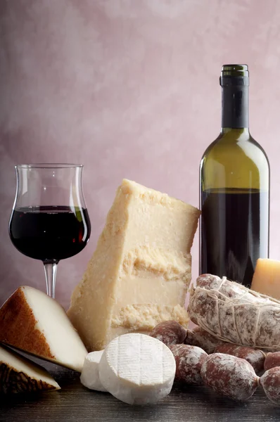 イタリアのチーズとサラミ — ストック写真