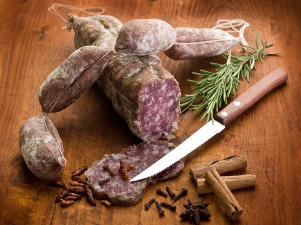 Viipale salami, susage ja mauste leikkuulaudalla — kuvapankkivalokuva
