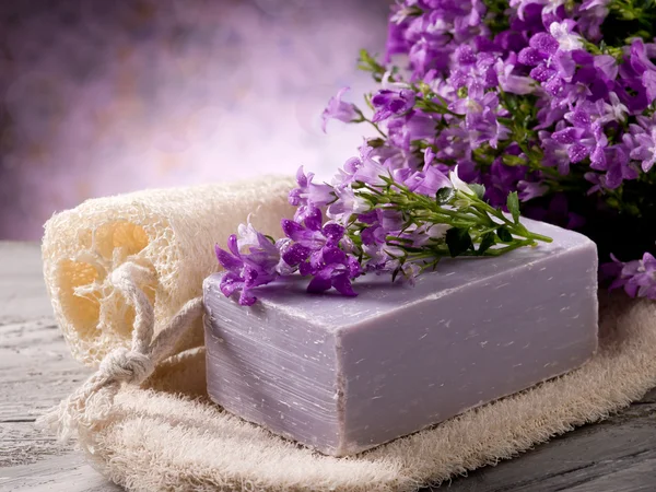 Jabón de flores natural con el concepto de spa esponja exfoliante — Foto de Stock