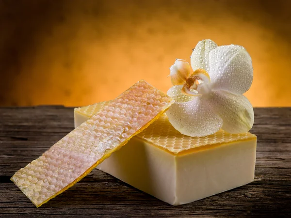 Натуральное домашнее медовое мыло — стоковое фото